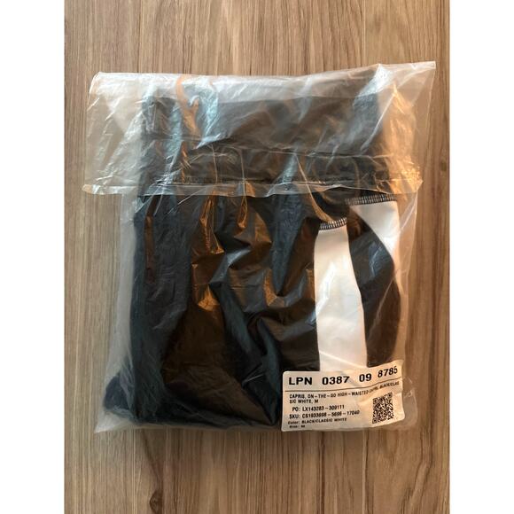 Fabletics On-The-Go Powerhold High-Waisted Capri - Black/Classic White - Medium - Picture 5 of 6